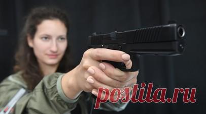 «Высокие баллистические качества»: как совершенствуются пистолеты для полиции и спецназа России. Силовые ведомства России получили более 10 тыс. единиц пистолета Лебедева в малогабаритной модификации. Это первый отечественный образец короткоствольного оружия в компактном классе, созданный под патрон 9х19 мм. Пистолет был разработан для нужд полиции и МЧС. Более габаритные варианты оружия МПЛ и МПЛ-1 предназначены для силовиков и спецподразделений. Помимо этого, специалисты «Калашникова»…