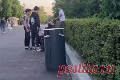 В Новой Москве мигранты избили подростков и попали на видео. На территории Новой Москвы мигранты избили подростков. Случившееся попало на видео, их опубликовал Telegram-канал «Многонационал». На одном из роликов видно, как приезжие бьют несовершеннолетнего ногами. На другой видеозаписи запечатлено, как они наносят сильный удар по голове человеку, сидящему на лавке.