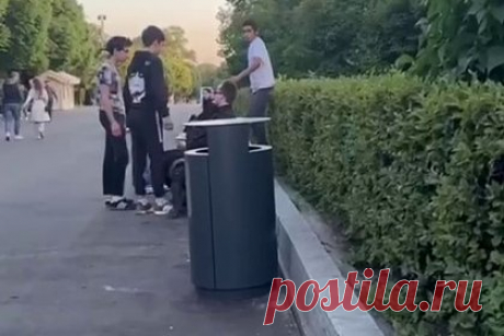 В Новой Москве мигранты избили подростков и попали на видео. На территории Новой Москвы мигранты избили подростков. Случившееся попало на видео, их опубликовал Telegram-канал «Многонационал». На одном из роликов видно, как приезжие бьют несовершеннолетнего ногами. На другой видеозаписи запечатлено, как они наносят сильный удар по голове человеку, сидящему на лавке.