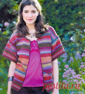 Разноцветный жакет спицами - Хитсовет Разноцветный жакет спицами. Яркий шелковистый жакет спицами радужной расцветки выглядит очень эффектно. Оригинальный узор, выполненный в технике интарсии, и свободный силуэт с широкими рукавами вызывают ассоциации с диковинными тропическими бабочками.