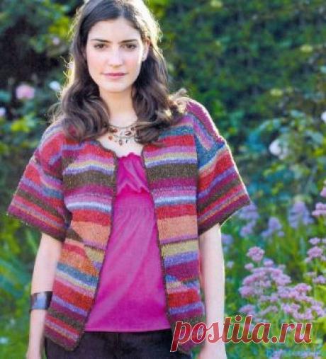 Разноцветный жакет спицами - Хитсовет Разноцветный жакет спицами. Яркий шелковистый жакет спицами радужной расцветки выглядит очень эффектно. Оригинальный узор, выполненный в технике интарсии, и свободный силуэт с широкими рукавами вызывают ассоциации с диковинными тропическими бабочками.
