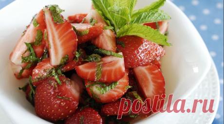 Клубника с фисташками 










ИНГРЕДИЕНТЫ


750 г клубники
100 г очищенных несоленых фисташек
2 веточки мяты
сок 1 лимона
2 ст. л. десертного вина
40 г меда
щепотка соли



ПОШАГОВЫЙ РЕЦЕПТ ПРИГОТОВЛЕНИЯ

Шаг 1

Пригото…