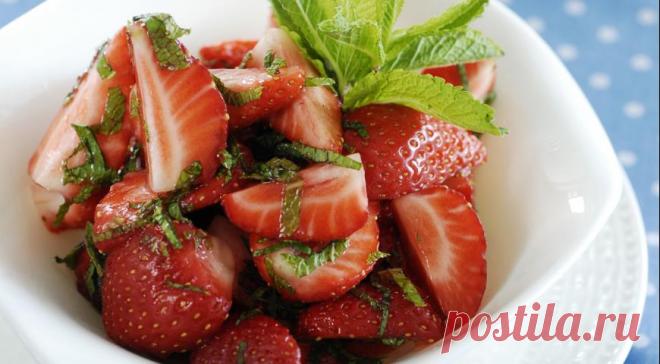 Клубника с фисташками 










ИНГРЕДИЕНТЫ


750 г клубники
100 г очищенных несоленых фисташек
2 веточки мяты
сок 1 лимона
2 ст. л. десертного вина
40 г меда
щепотка соли



ПОШАГОВЫЙ РЕЦЕПТ ПРИГОТОВЛЕНИЯ

Шаг 1

Пригото…