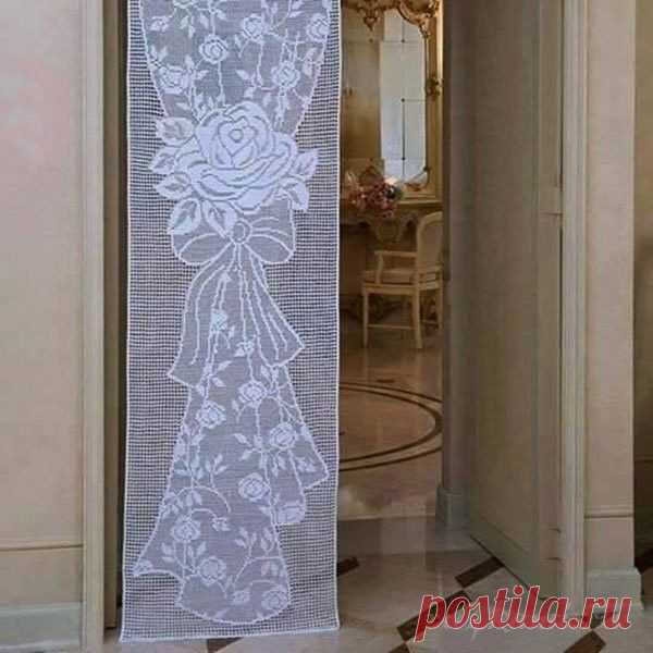 Занавеска крючком, филейное вязание
схема по ссылке:       http://ru4kami.ru/vyazhem-dlya-doma/1436-zanaveska-kryuchkom-fileynoe-vyazanie.html