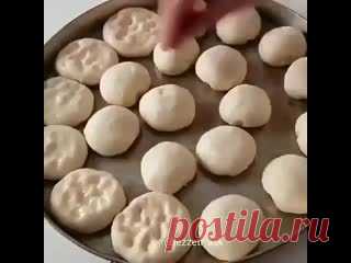 Турецкие булочки Для теста: ⠀ 1 стакан теплой воды 1.5 стакана теплого молока Половина чашки растительное масло(60мл) 1 столовая ложка сахара 1 чайная ложка соли 1 пакет сухих дрожжей 6,5-7 стаканов муки ⠀ В миске для замеса соединить молоко, воду, дрожжи и сахар, перемешать. Добавить растительное масло и соль. Постепенно..