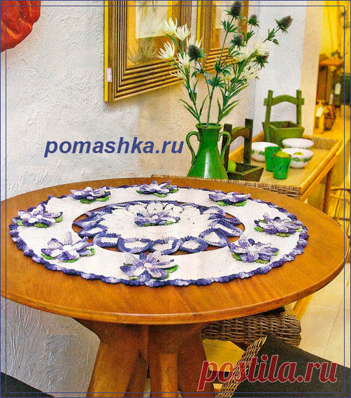 Круглая салфетка с голубыми цветами крючком