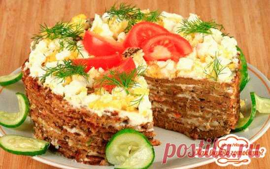 Мясной торт  
 Ингредиенты для блинов:
500 г куриного филе
2 луковицы
3 яйца
200 г сметаны или кефира
6 ст. л. муки
Соль, перец по вкусу
Щепотка соды
Раст. масло для жаренья
Для начинки:
5 помидоров
500 г майонеза
Головка чеснока
250 г твердого сыра
Зелень кинзы и укропа