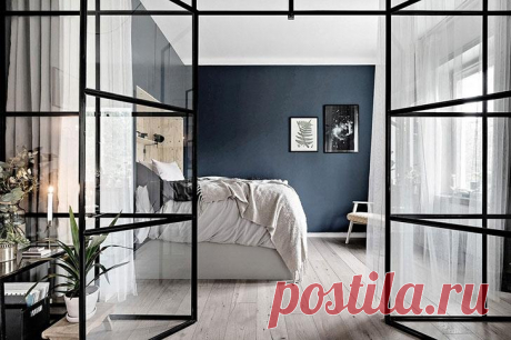 Стеклянная перегородка и синие акценты: интересный дизайн однокомнатной квартиры Пред нами отличный пример того, как сделать интересное пространство из простой и ничем не примечательной однокомнатной квартиры. Во-первых, стеклянная перегородка здесь пришлась очень даже к месту — к...