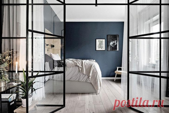 Стеклянная перегородка и синие акценты: интересный дизайн однокомнатной квартиры Пред нами отличный пример того, как сделать интересное пространство из простой и ничем не примечательной однокомнатной квартиры. Во-первых, стеклянная перегородка здесь пришлась очень даже к месту — к...