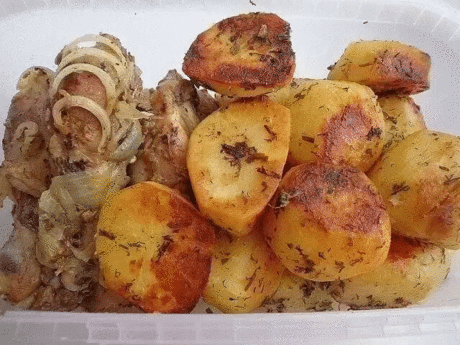 Картофель запечённый с соусом
Маринуем очищенные клубни картофеля среднего размера, в соусе.
Для этого смешиваем:
5 столовых ложек растительного масла,
4 зубчика чеснока отжатого через пресс чесночницу;
чайную ложку вашей любимой специи;
чайную ложку соли;
рубленную зелень укропа и петрушки.
В этом маринаде в глубокой миске перемешиваем наколотый зубочисткой картофель и даём ему постоять для пропитки.
Духовку разогреваем до 200 градусов и запекаем картофель в течении часа в рукаве или