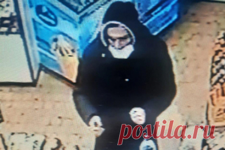 Сбежавший из психбольницы член банды Басаева попал на камеры наблюдения. Сбежавший из астраханской психбольницы член банды Шамиля Басаева Магомед Алханов был снят камерами продуктового магазина. Беглец, по-видимому, зашел в магазин за продуктами и попал на видео в тот момент, когда расплачивался с кассиром. На нем была длинная черная куртка с капюшоном и спортивный костюм черного цвета.