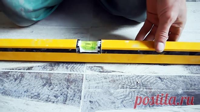 Как проверить строительный уровень не выходя из магазина При строительстве очень важно придерживаться точной горизонтали и вертикали. Даже постоянное использование пузырькового уровня не гарантирует, что все получится ровно. Этот инструмент часто продается бракованный, или же его настройки сбиваются после пары падений. Определить, что уровень показывает