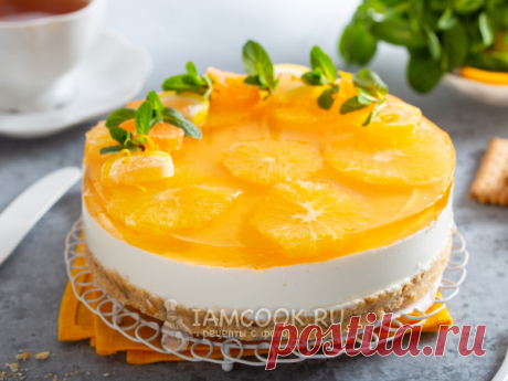 Апельсиновый чизкейк без выпечки — рецепт с фото Основа из песочного печенья с маслом. Начинка из творога, сметаны, сахара и желатина. Верхний слой делается из готового желе и апельсинов.