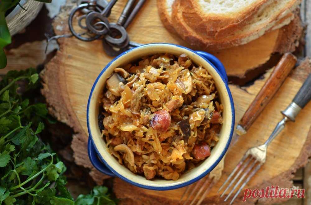 Блюдо польской кухни. БИГОС - рагу из кислой капусты с интенсивным вкусом и запахом. 
Ингредиенты: 500 г свинины (лучше свиной шейки); 200 г колбасок холодного копчения; 1 кг кислой капусты; 30 г сушеных грибов; кислое яблоко; 3-4 ягоды чернослива; луковица; 1 ст. л. томатной пасты; 1 ст. л. муки; 30 г сливочного масла; 2 ст. л. растительного масла; 3 стакана воды; лавровый лист; соль, перец черный по вкусу; 1 ч. л. тмина; 2 ч. л. сушеного майорана; пару горошин душистого перца.