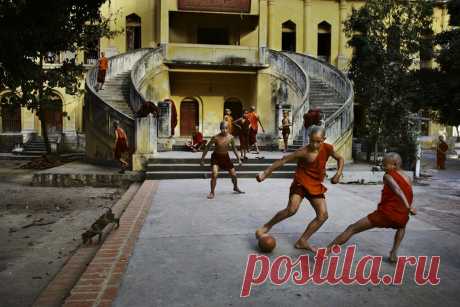 Бирма (Мьянма), 2010 год. (Photo by Steve McCurry)  |  Серия фотографий легендарного Стива МакКарри «Сила игры» • НОВОСТИ В ФОТОГРАФИЯХ