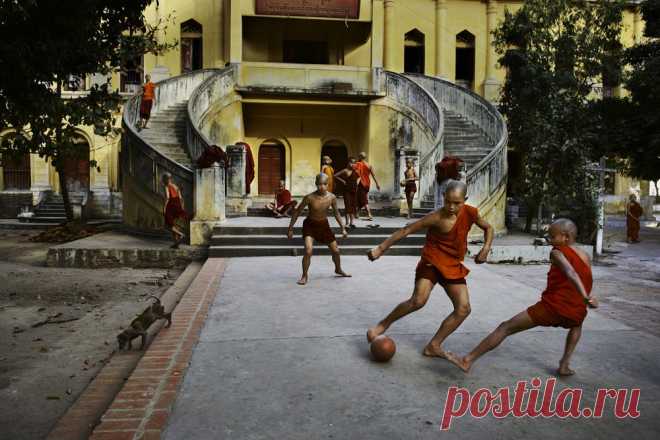Бирма (Мьянма), 2010 год. (Photo by Steve McCurry)  |  Серия фотографий легендарного Стива МакКарри «Сила игры» • НОВОСТИ В ФОТОГРАФИЯХ