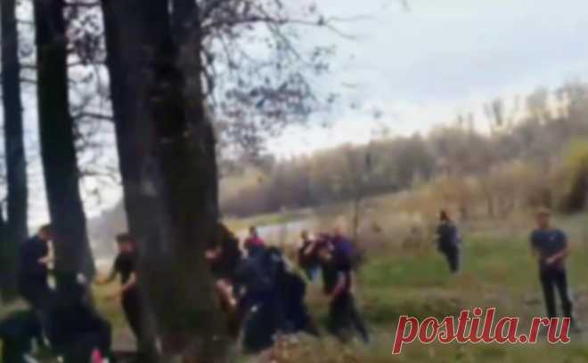 В массовой драке подростков на Алтае пострадали шесть человек. Массовая драка с участием двух десятков подростков произошла в селе Майма Республики Алтай, в ней пострадали шесть человек, сообщила пресс-служба регионального управления МВД.