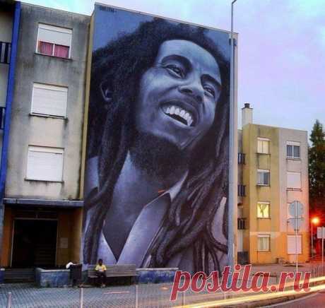 Портрет Боба Марли на стене дома в Португалии / Взлом логики