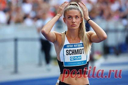 Самая сексуальная спортсменка мира показала фото в обтягивающем топе. Немецкая бегунья Алиса Шмидт, которую издание Busted Coveragе признало самой сексуальной спортсменкой мира, опубликовала новую фотографию в соцсетях. Легкоатлетка позировала в белом обтягивающем топе и широких черных брюках. Она написала, что радуется солнечным дням в декабре.