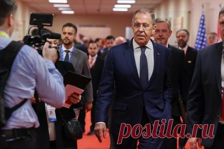 Лавров извинился за непотребное поведение Запада в ходе G20. Россия хотела бы принести извинения за непотребное поведение ряда западных делегаций, которое негативно повлияло на общий ход работы делегатов Большой двадцатки (G20) и превратила работу группы в балаган в попытке переложить ответственность. Об этом заявил глава МИД России Сергей Лавров.