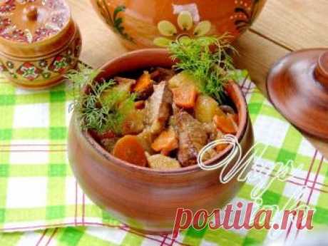 Жаркое в горшочках с мясом и картошкой Наши бабушки и прабабушки точно знали, что вкуснее нет пищи, чем та, которая была приготовлена в печи. Ведь в ней выпекали не только несравненный хлеб, но и другие, как первые, так и вторые блюда.
Осо…