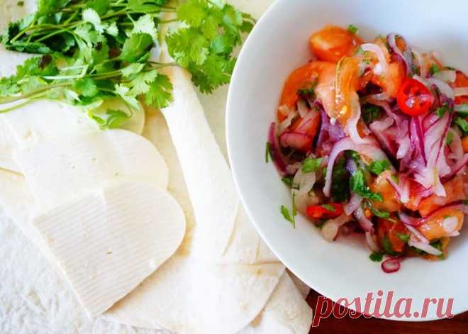 Сальса из маринованного красного лука, помидоров и кинзы
