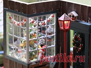 Рождественский румбокс, масштаб 1:12 Сначала я придумываю тему, которую хочу воплотить в румбоксе, потом начинаю чертить планировку. Вот с такого наброска обычно начинаются мои румбоксы Перевожу всё в масштаб 1:12 и вырезаю основание из оргалита, можно использовать фанеру или толстый пенокартон. Затем вырезаю стены из пенокартона и обклеиваю их деревом (в данном случае это линейки), можно покрасить, или использавать мозаику, вариантов множество.