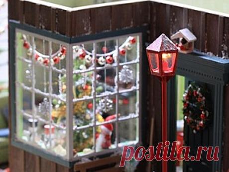 Рождественский румбокс, масштаб 1:12 Сначала я придумываю тему, которую хочу воплотить в румбоксе, потом начинаю чертить планировку. Вот с такого наброска обычно начинаются мои румбоксы Перевожу всё в масштаб 1:12 и вырезаю основание из оргалита, можно использовать фанеру или толстый пенокартон. Затем вырезаю стены из пенокартона и обклеиваю их деревом (в данном случае это линейки), можно покрасить, или использавать мозаику, вариантов множество.