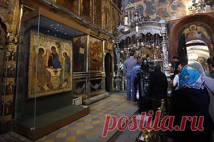 В РПЦ рассказали о контроле за сохранностью «Троицы» в Храме Христа Спасителя. Икона «Троица» Андрея Рублева в Храме Христа Спасителя в Москве будет находиться под наблюдением сотрудников Третьяковской галереи при контроле режима температуры и влажности. Об этом сообщили в Синодальном отделе по взаимоотношениям Церкви с обществом и СМИ Московского патриархата, передает РИА Новости.