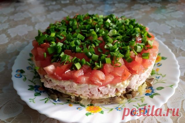 Салат «Любимый муж» с копченой курицей и шампиньонами – пошаговый рецепт приготовления с фото Очень нравится сочетание курицы с грибами.