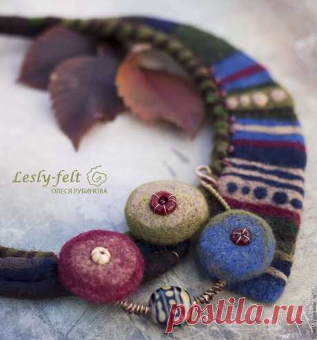 Купить Колье "Таёжным лесом" (Шерсть, медь, стекло лэмпворк) - тёмно-синий, зеленый цвет