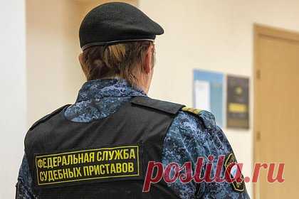 Российский пристав похитила деньги под предлогом покупок на торгах и попалась. Суд в Брянске отправил под домашний арест судебного пристава-исполнителя, похитившую деньги у знакомых под предлогом покупки недвижимости на торгах. Женщина обвиняется по частям 3 и 4 статьи 159 («Мошенничество с использованием своего служебного положения в крупном и особо крупном размерах») УК РФ.