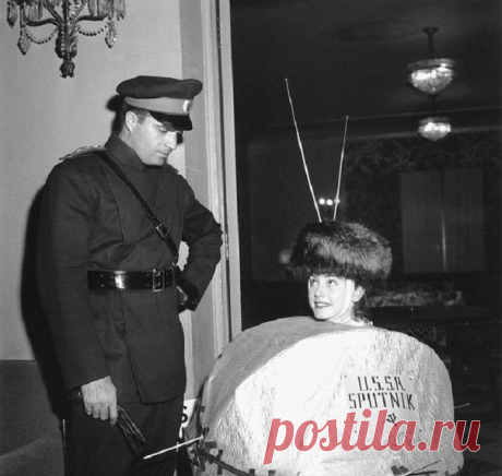 Пара в нарядах на вечеринке в честь Хеллоуина. Лос-Анджелес. США. 31 октября 1957 года. / Историческая справка