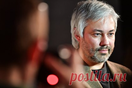 Стилист Рогов раскритиковал обложку журнала с Брэдом Питтом. Российский стилист Александр Рогов раскритиковал обложку журнала W Magazine с участием американского актера Брэда Питта. Так, на размещенном снимке звезда киноленты «Бойцовский клуб» позирует в белой футболке, рубашке в полоску и джинсах. При этом Питт держит в руке бумажный стакан.