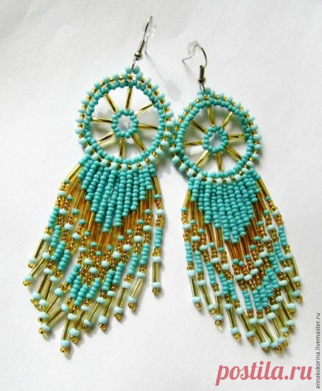 Плетем серьги из бисера Сегодня автор расскажет, как сплести простые сережки «Ловец снов». Нам понадобится: — бисер № 10 двух цветов;— бисер № 8 один цвет;— стеклярус 6 мм;— швензы;— нитки, ножницы, игла.Ряд № 1. Закрепляем ...