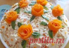 ВКУСНЫЕ САЛАТЫ.ТОП-5 РЕЦЕПТОВ
Cалат «Королевский» с ветчиной и грибами
Ингредиенты:
Картофель — 3 штуки
Шампиньоны — 100 грамм
Ветчина — 150 грамм
Сыр — 100 грамм
Лук — 1 штука
Яйца — 3 штука
Морковь — 2 штуки
Майонез, зелень для украшения
Приготовление:
Картофель отварить до готовности, грибы обжарить с луком, яйца отварить вкрутую. Остужаем все и натираем на средней терке. Сыр натираем на терке, ветчину нарезаем мелкими кубиками. Грибы обжариваем с луком
Выкладываем салат слоями, промазывая