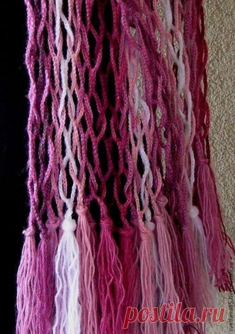 Купить Шарф теплый Розово-сиренево-белый с кистями вязаный крючком - абстрактный, узор сетка