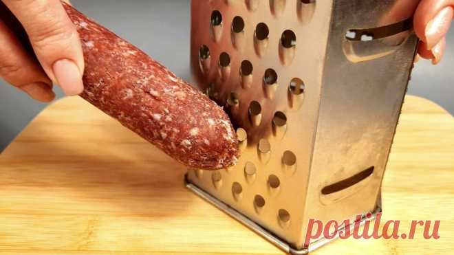 Беру слоеное тесто и натираю колбасу на терке: показываю какую вкуснятину к чаю из этого готовлю... Простые в приготовлении и очень вкусные слойки к чаю без особых хлопот