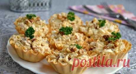 Вкусный, сочный салат с курицей и ананасами в вафельных тарталетках