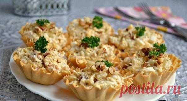 Вкусный, сочный салат с курицей и ананасами в вафельных тарталетках