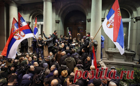 Вучич анонсировал срочное обращение к нации на фоне протестов в Белграде. Протесты в Белграде продолжаются уже неделю, с момента объявления результатов парламентских выборов. После того, как демонстранты окружили здание администрации Белграда, Вучич анонсировал срочное обращение к нации