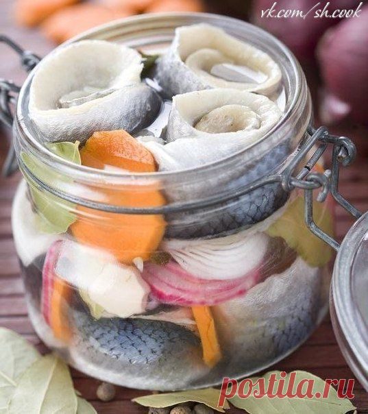 Селедочка маринованная пряная с лимонным соком.
