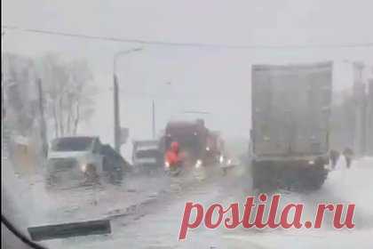 На трассе в Подмосковье образовалась многокилометровая пробка. В Подмосковье машины встали в многокилометровую пробку на Центральной кольцевой автомобильной дороге (ЦКАД). На записи, сделанной очевидцем произошедшего, можно увидеть длинный дорожный затор, в который попали как легковые, так и грузовые автомобили. Известно о двух авариях на этом участке.