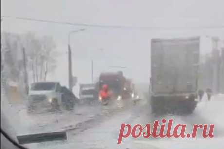 На трассе в Подмосковье образовалась многокилометровая пробка. В Подмосковье машины встали в многокилометровую пробку на Центральной кольцевой автомобильной дороге (ЦКАД). На записи, сделанной очевидцем произошедшего, можно увидеть длинный дорожный затор, в который попали как легковые, так и грузовые автомобили. Известно о двух авариях на этом участке.