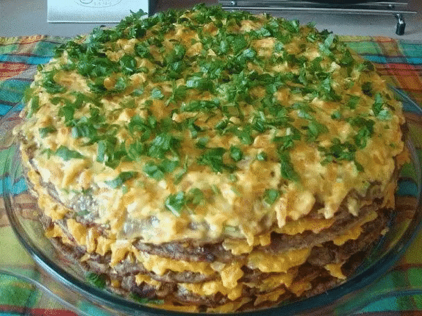 Готовим изумительный лёгкий печеночный торт
Надо взять:
2 куриных грудки (400 г филе),
800 г печени (у меня говяжья).
(можно вообще на одной печени сделать без добавления филе).
1 большая луковица,
2 зубчика чеснока,
4 яйца,
0.3 стакана молока 1,5%,
3-4 ст.ложки отрубей,
соль,
перец (по вкусу),
можно добавить зелень,
разрыхлитель.
для крема:
натур. йогурт 250-300 г
зубчик чеснока
укроп
морковь 2 шт
2 луковицы
соль
Приготовление:
Сырое филе и печенку прокрутить через мясорубку вместе с луком и