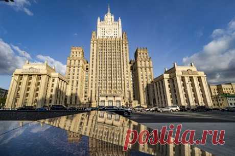 Россия бессрочно запретила въезд десяткам новозеландцев. Россия на бессрочной основе запретила въезд десяткам новозеландцев, сообщает МИД. Ограничения против 31 новозеландца из числа представителей власти, журналистов и общественных деятелей были введены в ответ на поддержку западных санкции против российских физических и юридических лиц.