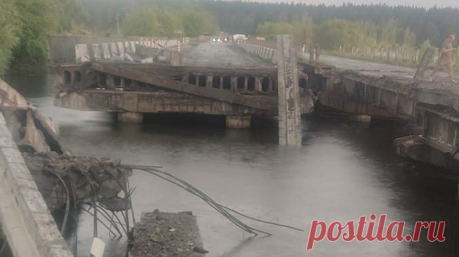 Наспех восстановленный киевским режимом мост через Ирпень в Киеве рухнул. Телеграм канал Выпускайте Z Кракена!  У укропропаганды хватило мозгов вбросить версию, что всему виной - молния, ударившая в заложенную под опорой мину. А мину, дескать, закладывать - это норма. ВСУ так делают почти везде (уж под мостами-то точно), и чаще всего даже не указывают на картах минных полей. Читается посыл: криворукость украинских военных ещё больше, чем криворукость украинских строителей....