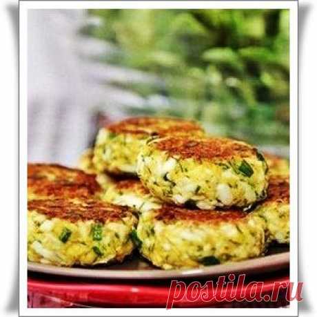 Куриные котлетки с кабачком и рисом.