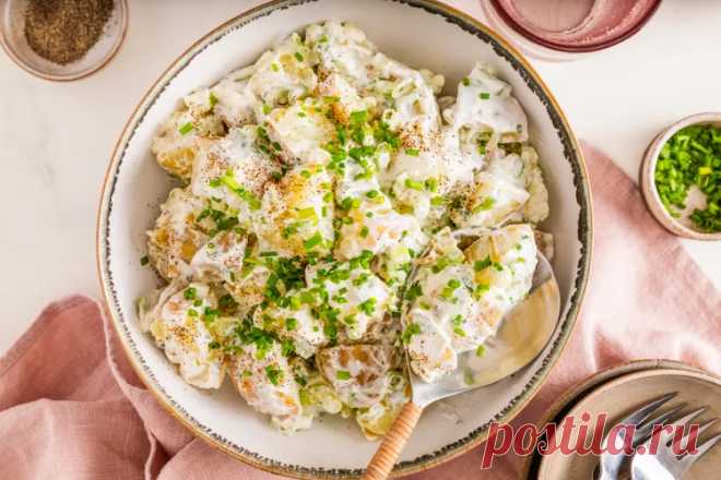 Картофельный салат с зеленым луком, горчицей и сметаной