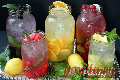 Фруктовая вода для красоты, молодости и здоровья: рецепты от Регины Тодоренко и Саши Савельевой Регина Тодоренко и Саша Савельева поделились рецептами полезной тонизирующей фруктовой воды